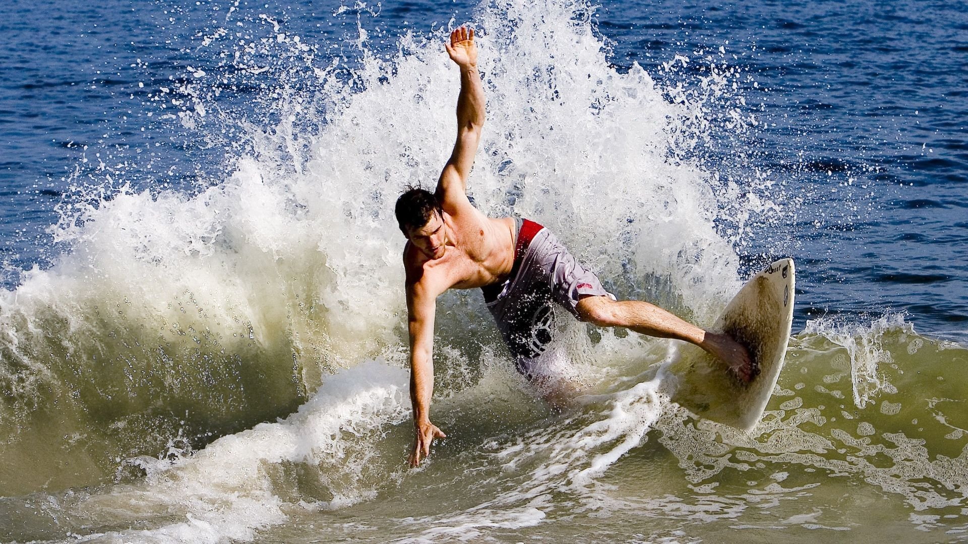 “英超奋勇拼搏，比赛节奏紧凑精彩”，英超的比赛