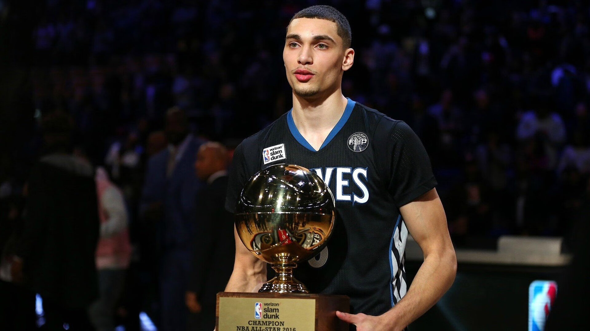 精彩比赛中队员们发挥出色，为球迷带来惊喜，比赛中队员人数多少符合要求